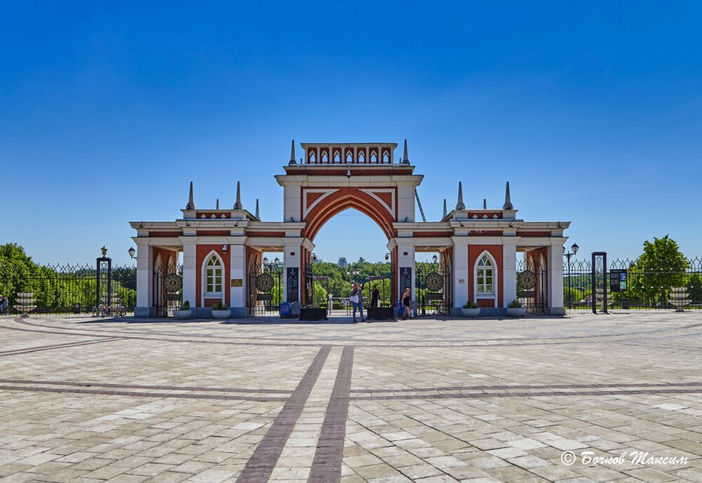 Центральный вход со стороны Новоцарицынского шоссе. 