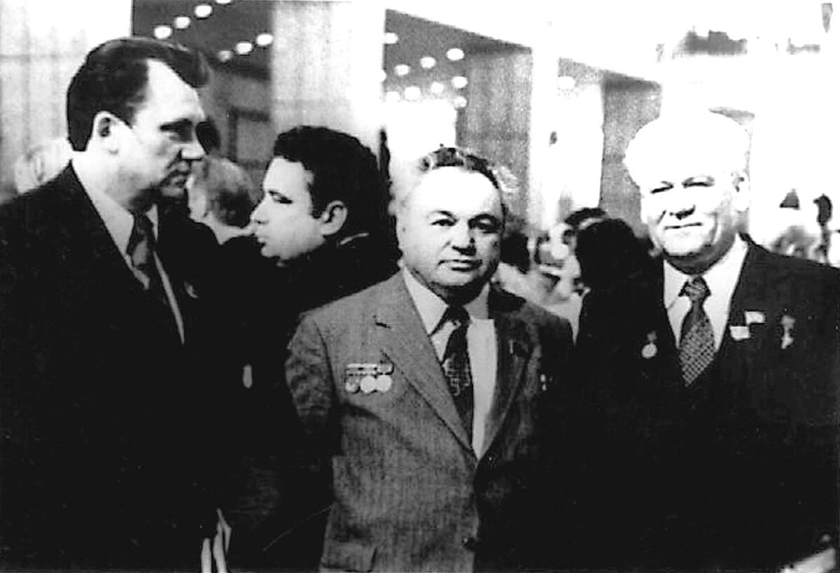 В перерыве работы съезда КПСС: В центре - академик В.П., слева – первый секретарь Северодвинского горкома КПСС Анатолий Иванович Громогласов, справа – генеральный директор судоверфи «Звёздочка» Григорий Лазаревич Просянкин