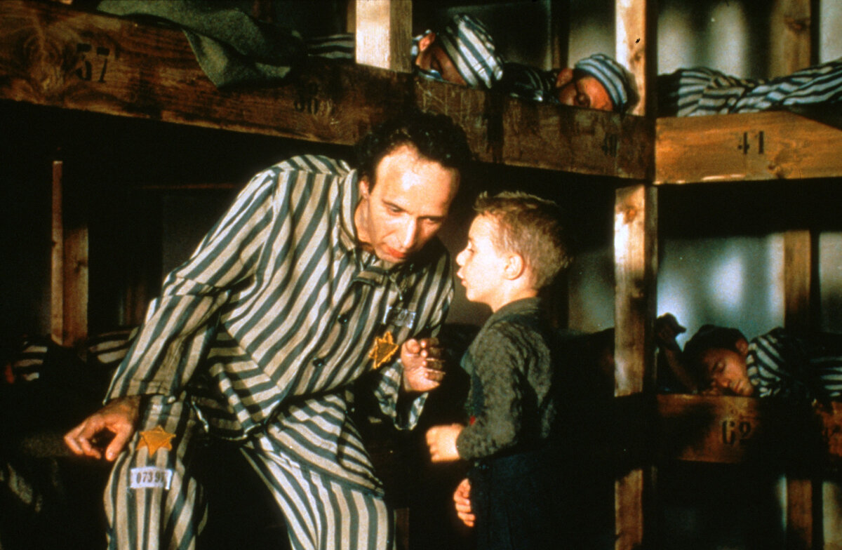Кадр из фильма "Жизнь прекрасна", 1997 г.
