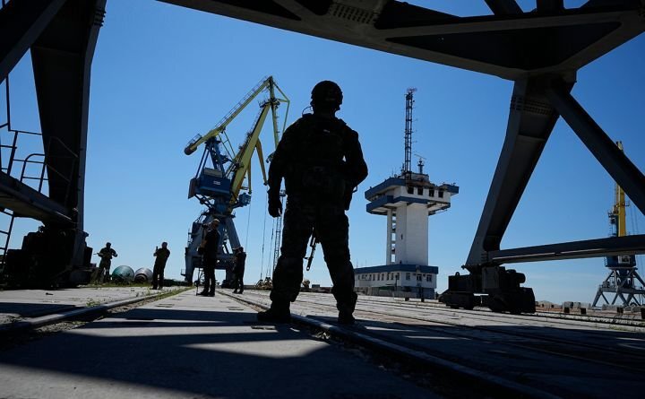 Военнослужащие в одном из портов северо-западного побережья Черного моря. Источник: rbk.ru.
