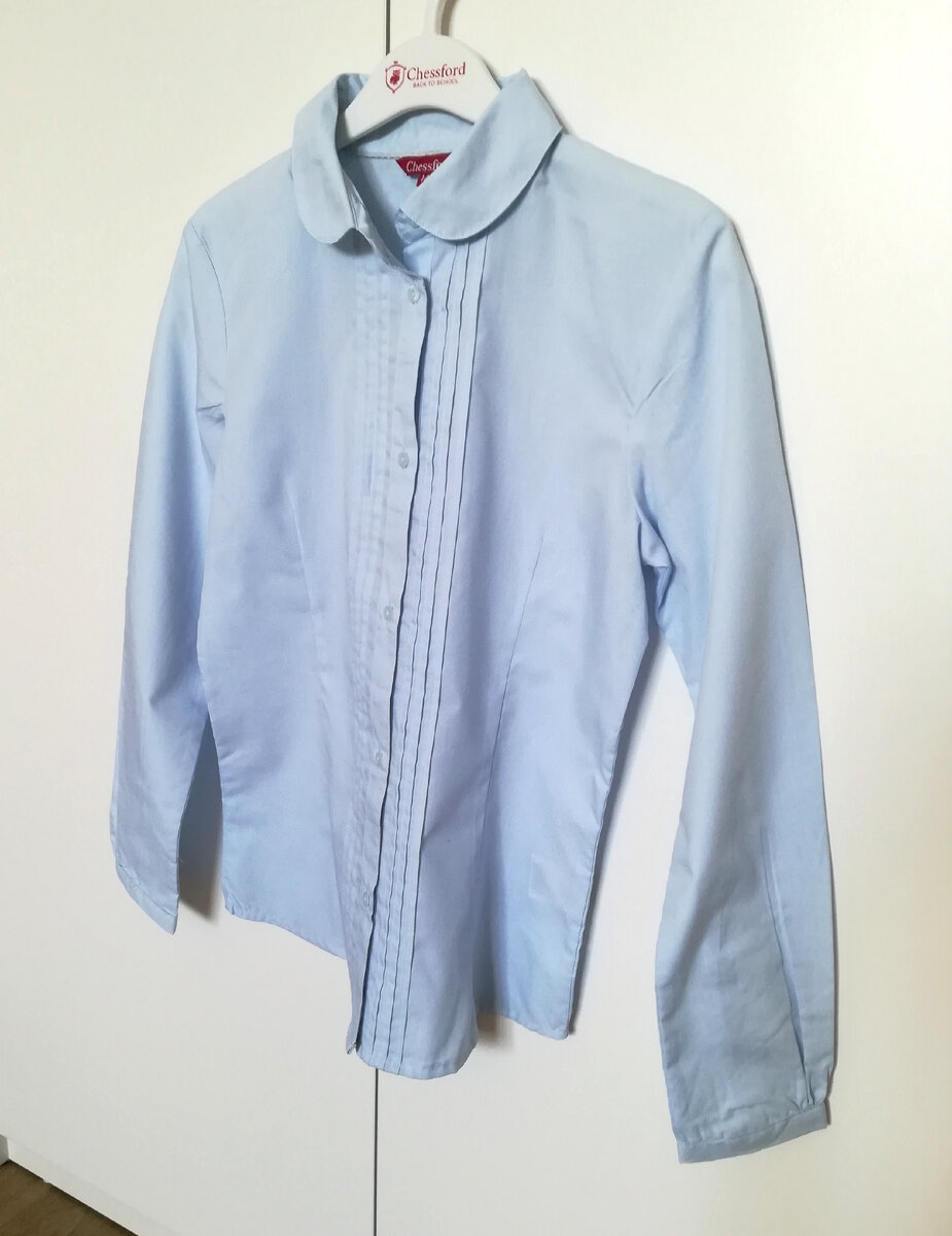 Такая же как и белая рубашка, только голубого цвета