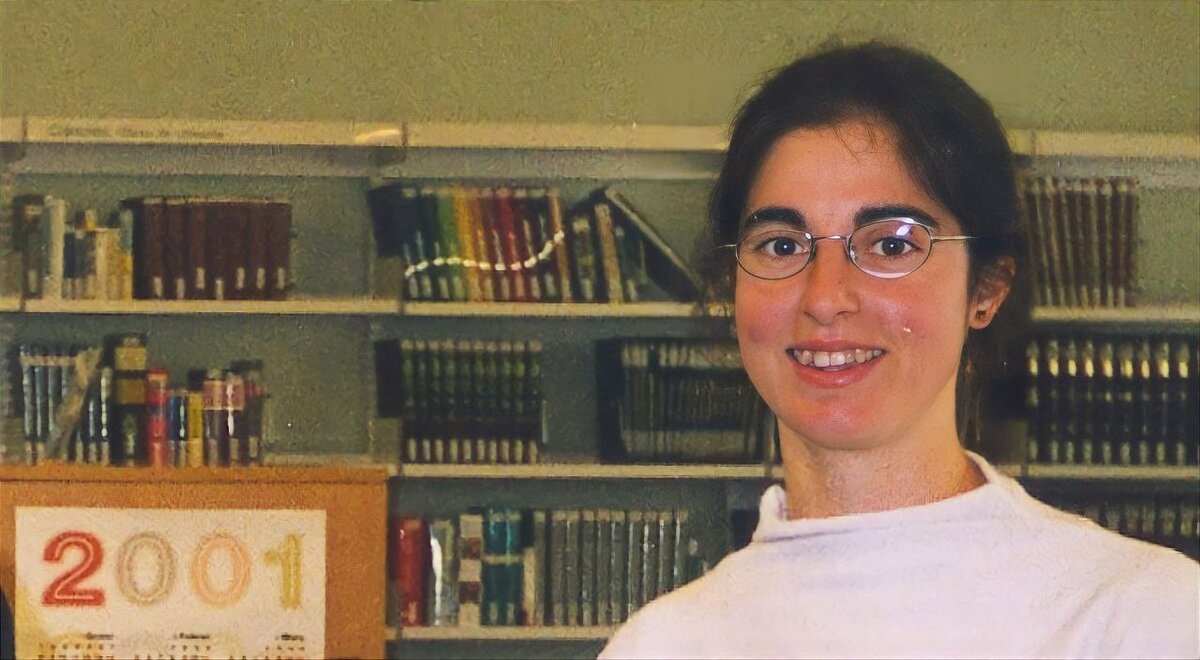 Элена Хубáни в библиотеке на работе. 