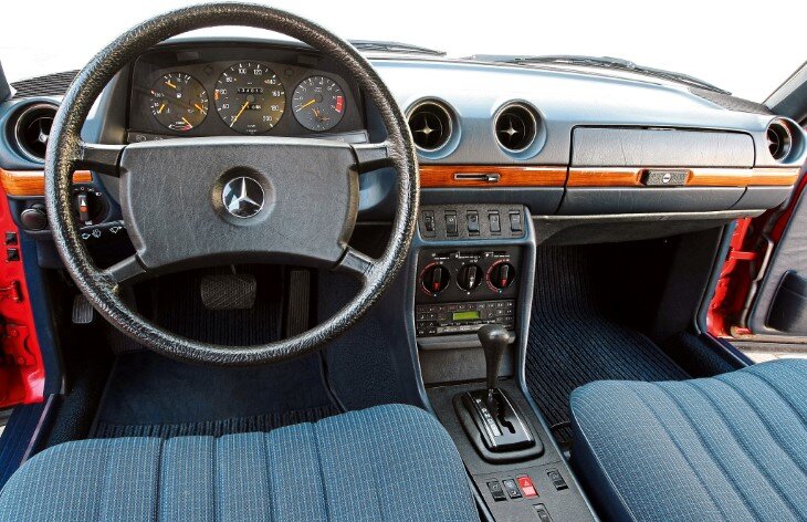 Салон  автомобиля Мерседес-Бенц W123. 
