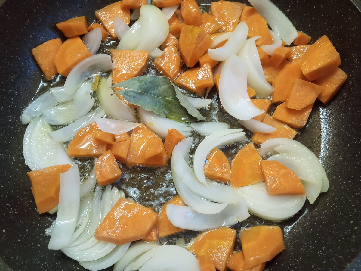 На сковороде обжариваем овощи. Фото Автора.