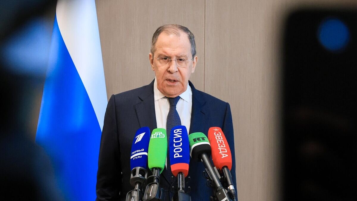    Министр иностранных дел РФ Сергей Лавров во время пресс-подхода по итогам заседания Совета министров иностранных дел государств-членов ШОС в Ташкенте© РИА Новости / МИД России