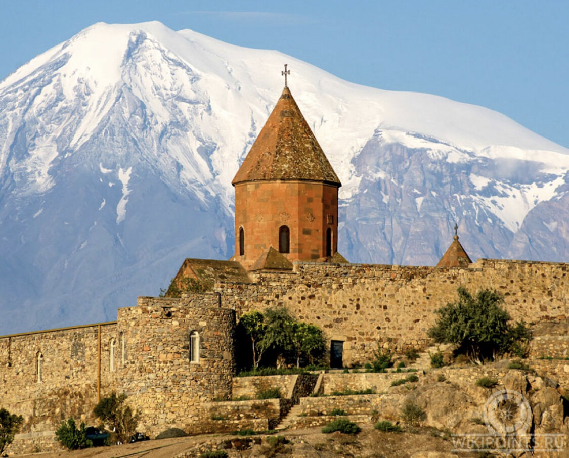 Rate armenia. Хор Вирап. Армения Арарат Церковь. Хор Вирап Армения. Гора Арарат с Церковью.