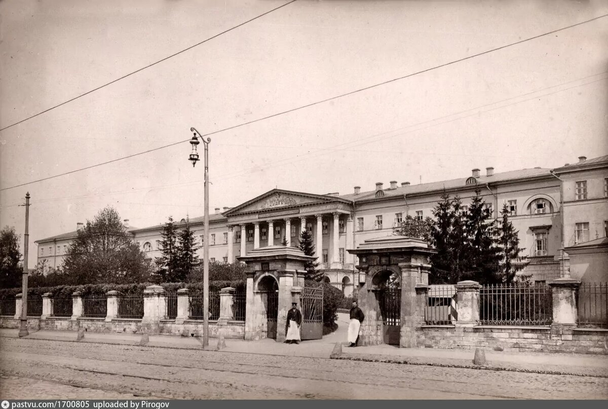 Новая Божедомка (улица Достоевского). Здание Александровского института (образовательно-воспитательного учреждения для девушек), 1912. С сайта www.pastvu.com.