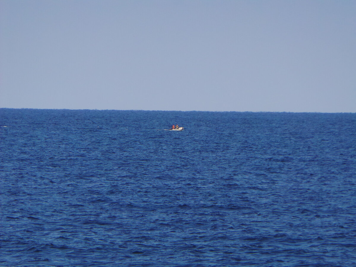 Синие глубокие воды Черного моря.