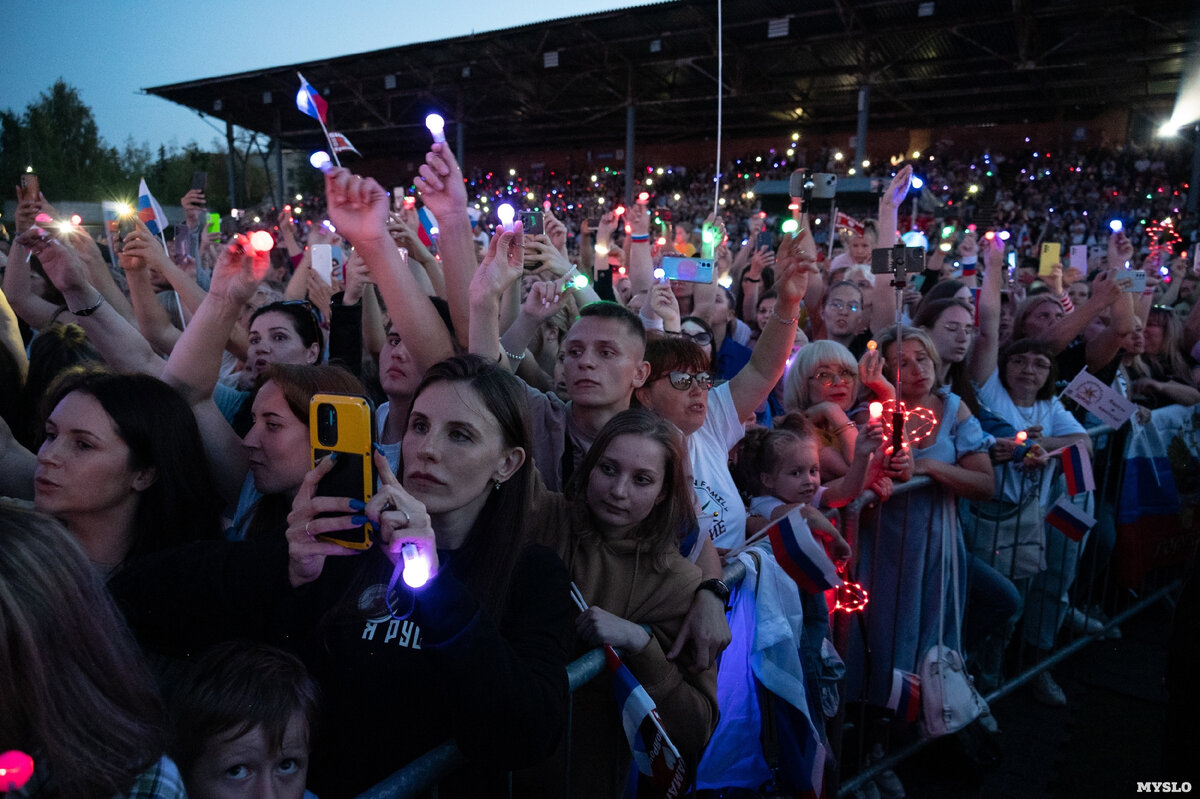 Тысячи зрителей из Новомосковска и других мест России собрались на стадионе, чтобы услышать и увидеть любимого певца