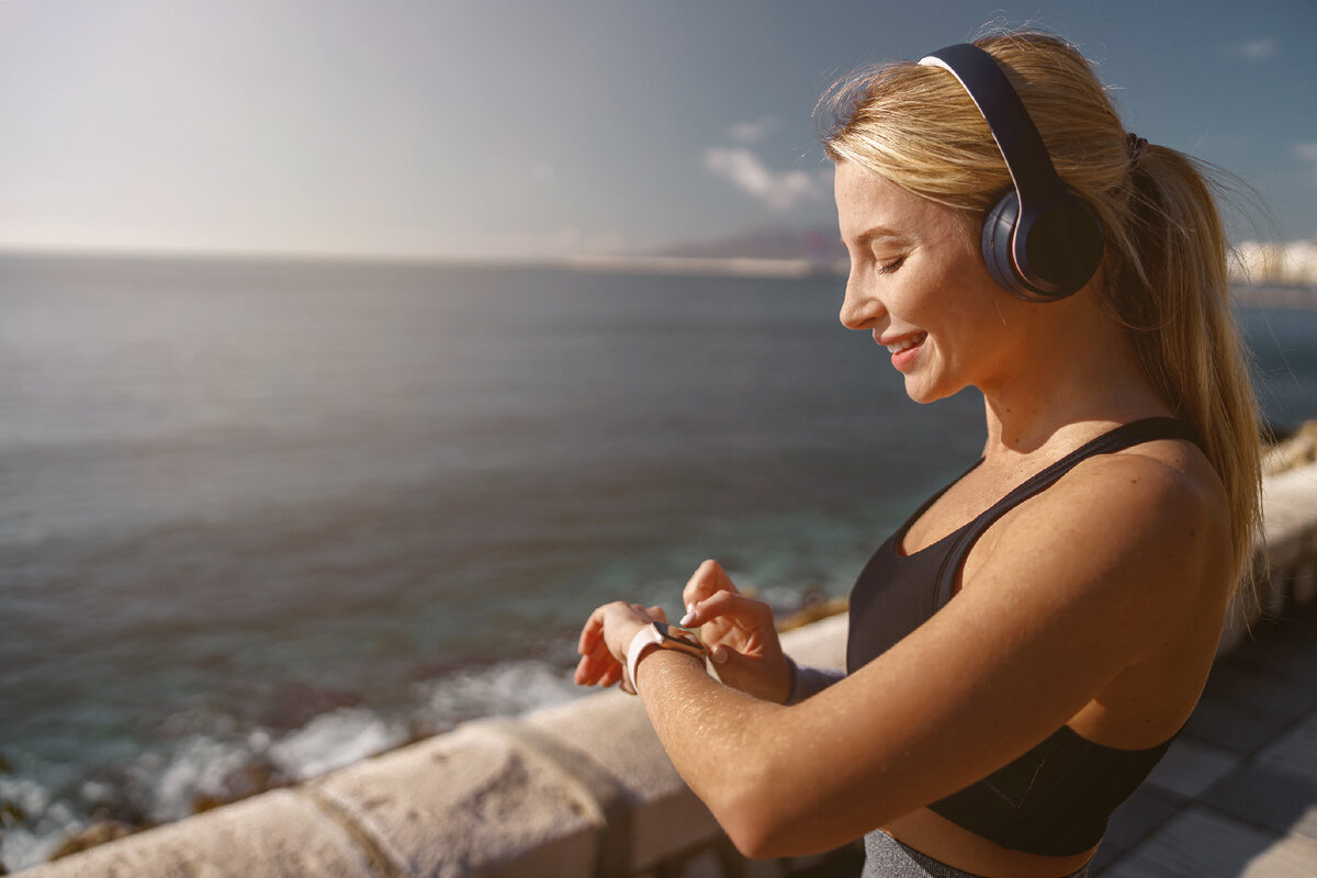 Девушка тренируется