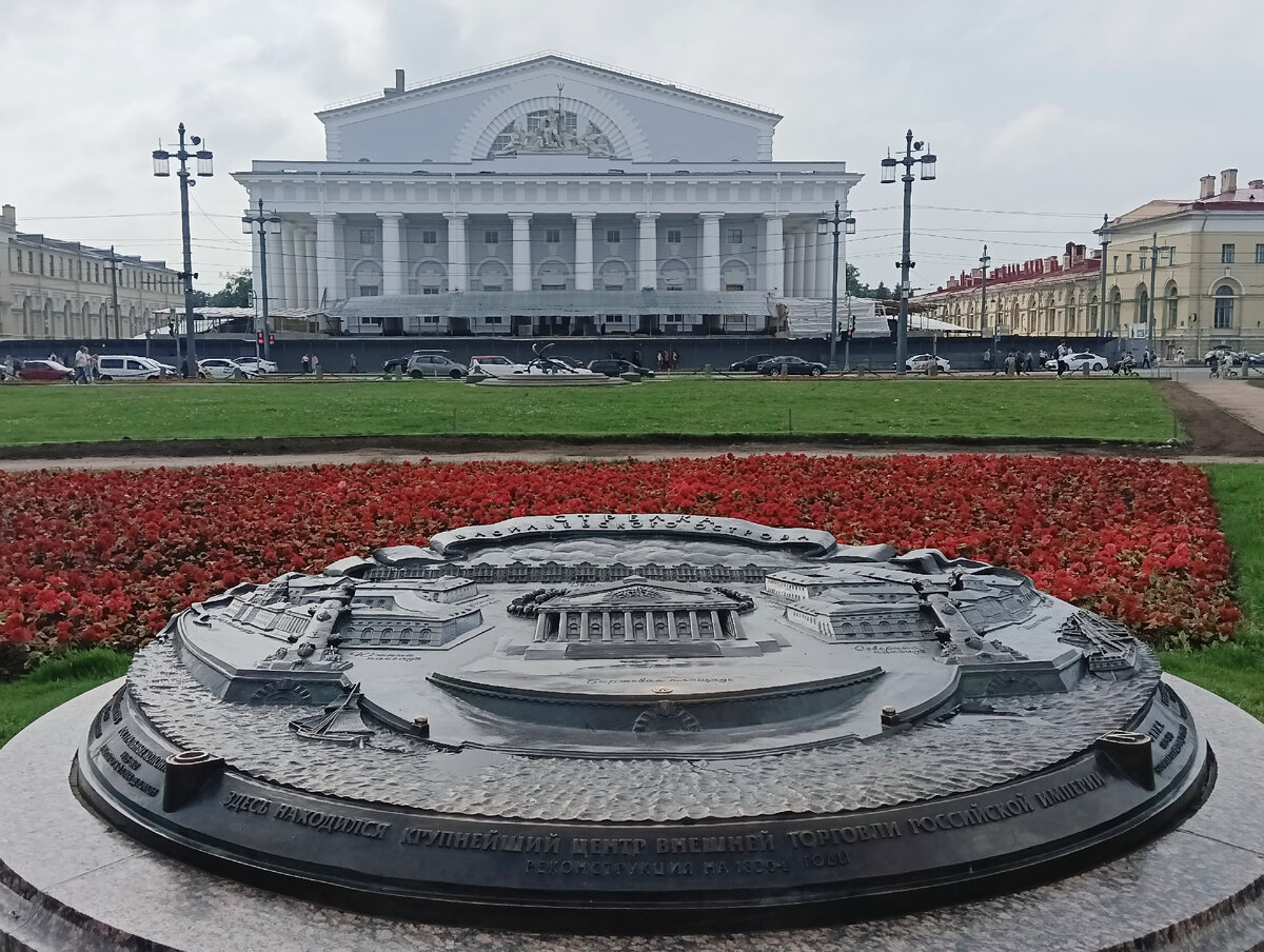 Виды на Стрелке в обратную сторону. Здание Биржи. 