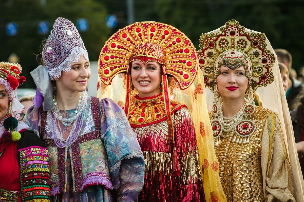 15 августа 2023  фестиваль «Хороводы России» пройдет на Дворцовой площади в Санкт-Петербурге