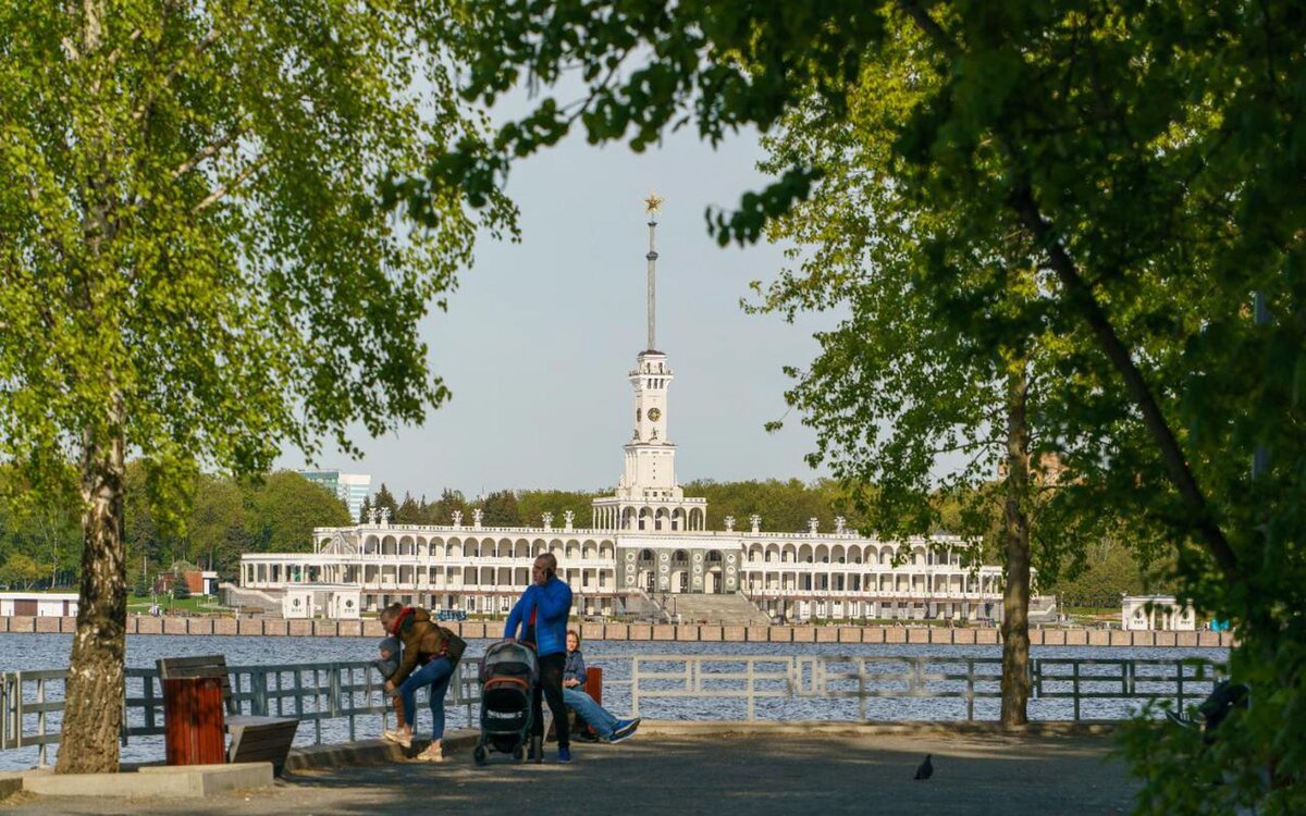 За последние десятилетия здесь преобразилось немало улиц, появились привлекательные места для прогулок и отдыха. Знойным летом главная точка притяжения – парк «Северное Тушино».