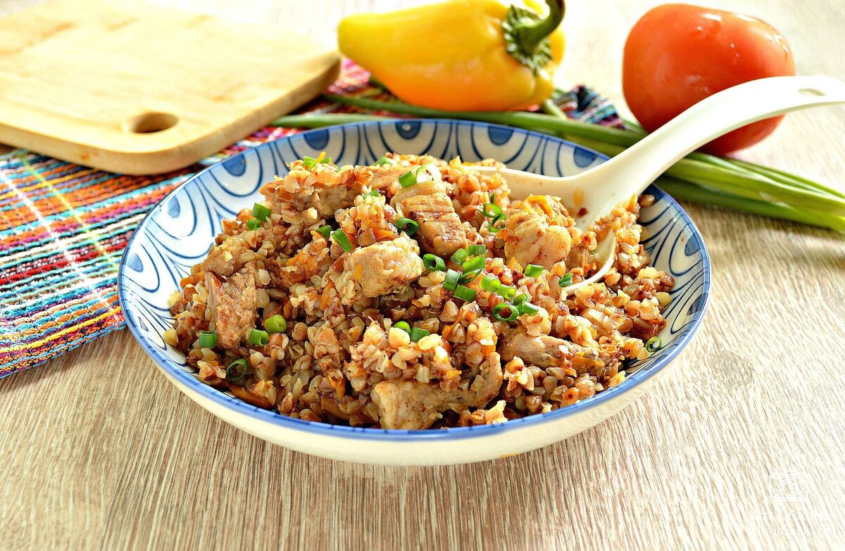 Гречка с куриным филе на сковороде. Гречка по-купечески со свининой. Гречка по болгарски. Гречка по купечески. Гречка по-купечески с фаршем