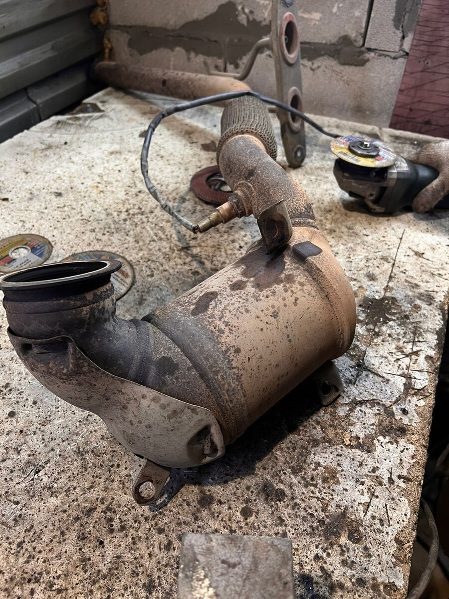 Снятие катализатора оказывается весьма затратной по времени процедурой. Кстати, гофра глушителя на Ауди А3 с данным мотором составляет с катализатором неразборную деталь.