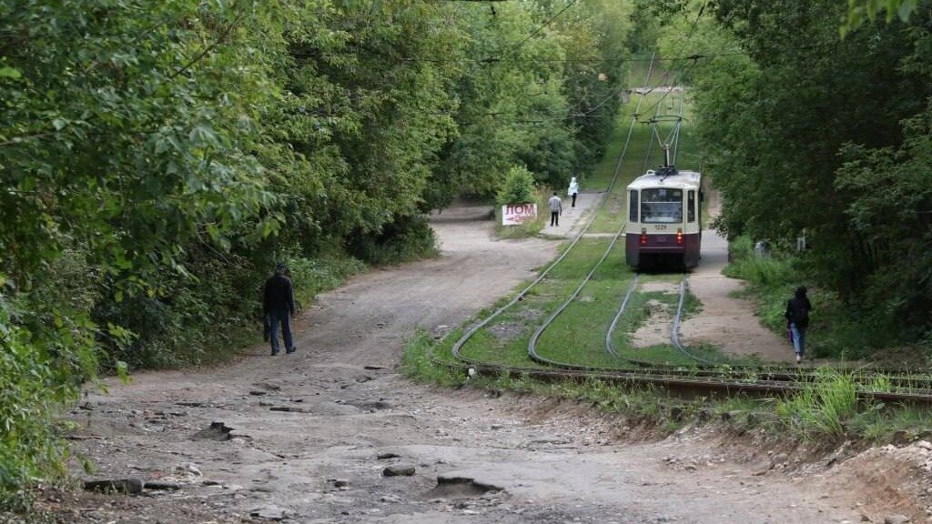     Дорогу в районе Пушкина с выходом на Бекетова в Нижнем Новгороде планируется сделать двухполосной и с выделенными трамвайными путями. Об этом заявил председатель гордумы Олег Лавричев в своем Telegram-канале.