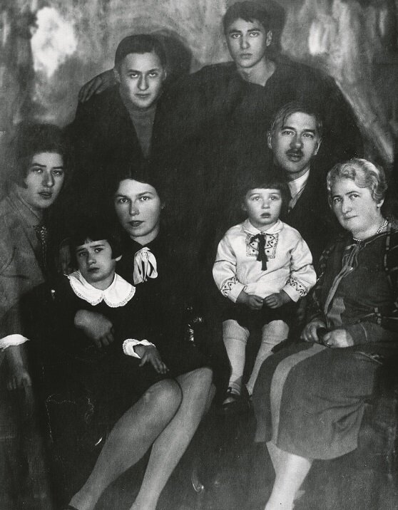 Семья Чуковских (слева направо): Марина Николаевна с Мурой, Лидия, Николай, Борис, Корней Иванович с внучкой Татой и Мария Борисовна. 1927 год