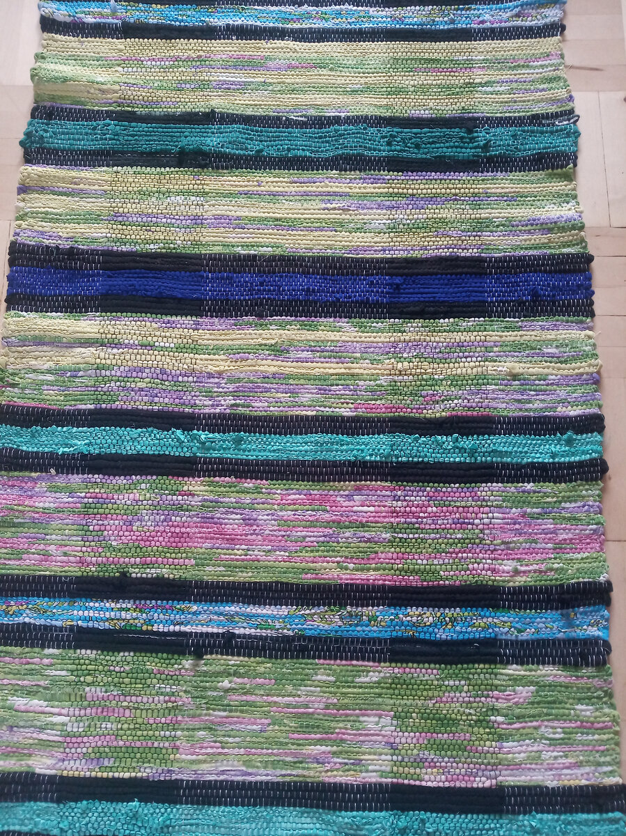 Камера сильно уходит в синеву, на деле он гораздо зеленее и ярче