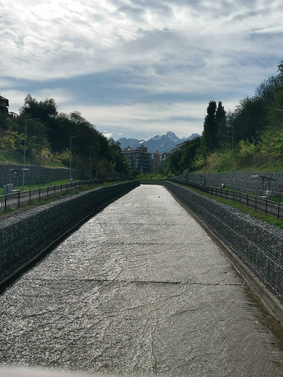 Вот они такие горы. Дотронуться можно.