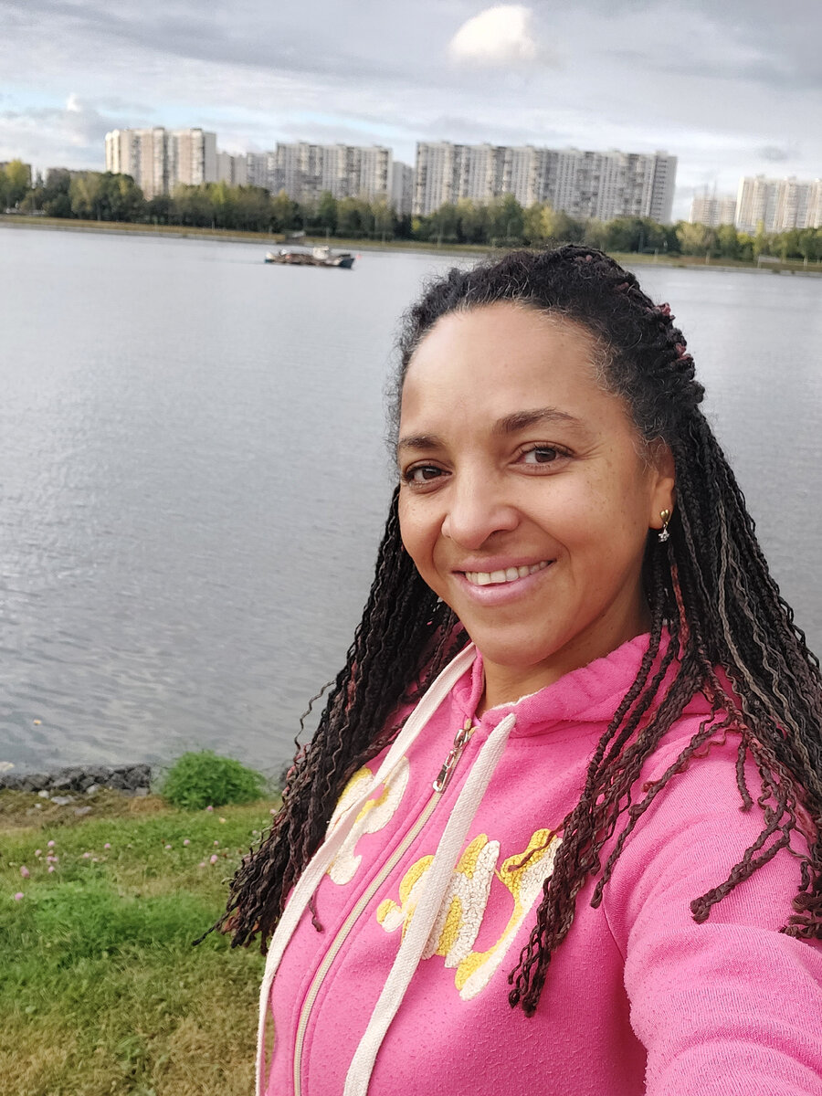 Это я на утренней тренировке, начало осени 2023 🍂. Фото без всяких  модных фильтров и я без макияжа. Мне 55 лет,  у меня трое детей,  муж, две собаки, любимая работа и много увлечений.