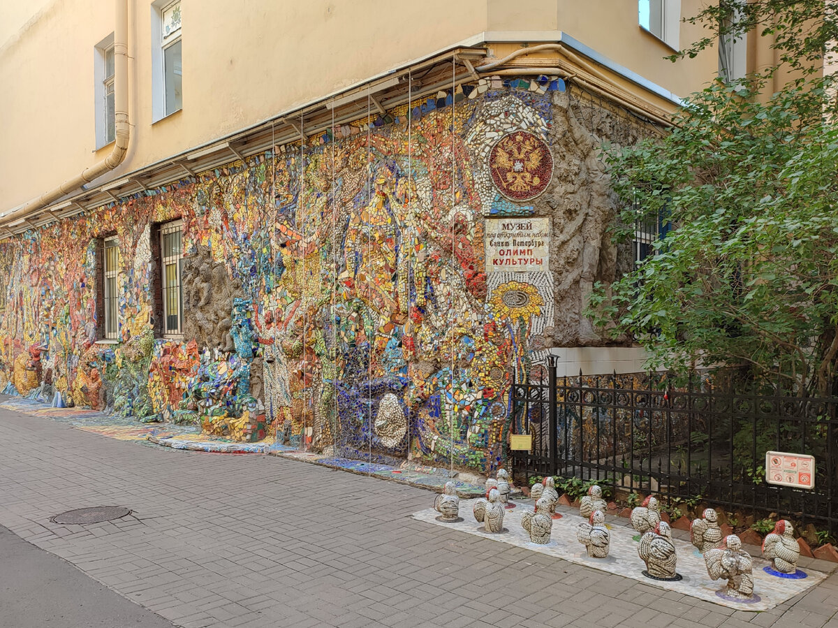 Налево от арки весь первый этаж торца дома выложен сложной многофигурной композицией... Так с ходу и не поймёшь, что хотел сказать художник