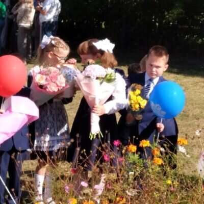 Карина и встретилась с подругой на школьной линейке.