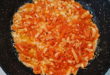 ИНГРЕДИЕНТЫ ПОРЦИИ 1 Морковь 120 г Сыр пармезан 110 г Сыр моцарелла для пиццы 25 г Куриное яйцо 1 штука Смесь перцев 0,3 чайных ложек Молотый перец чили 0,3 чайных ложек Паприка 0,3 чайных ложек Соль-9