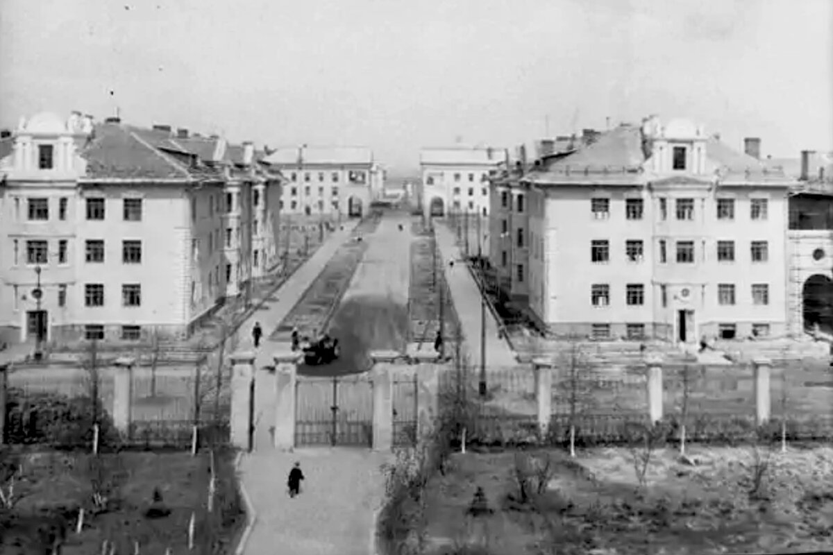 Вид от школы №447 на север, в сторону внутреннего бульвара поселка Минтяжстроя и начала 13-й Парковой улицы. Фотография Н. Грановского, 1949 г.