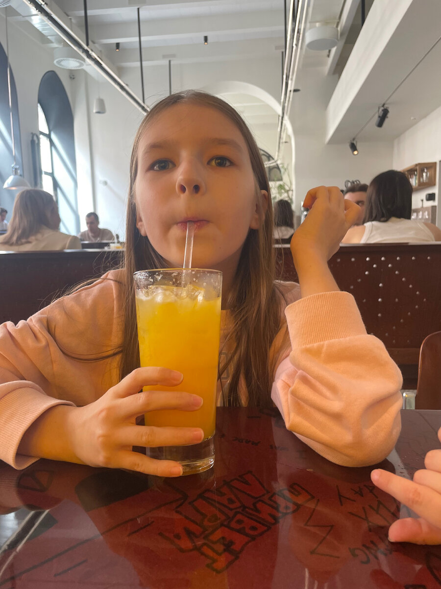 Соня и лимонад Манго-Лемонграсс. Фото автора.