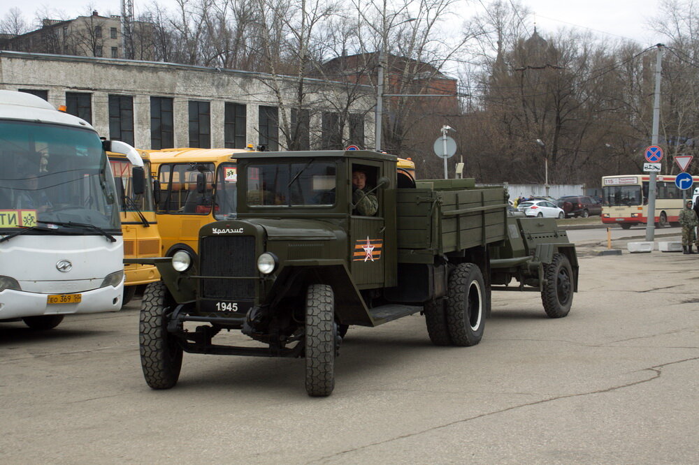 На площади перед вокзалом выставка ретро-техники