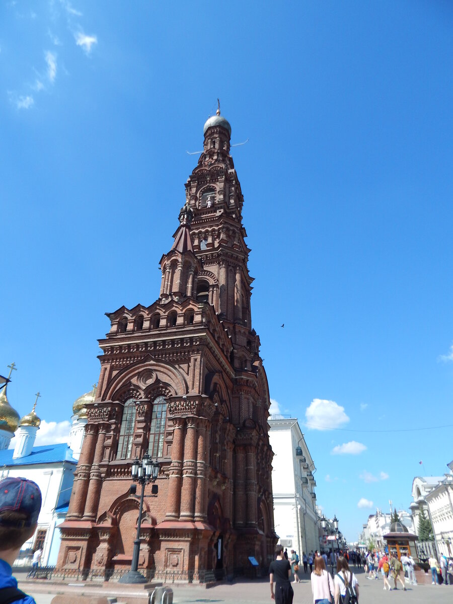 Слева собор Богоявления Господня и колокольня Богоявления соборы