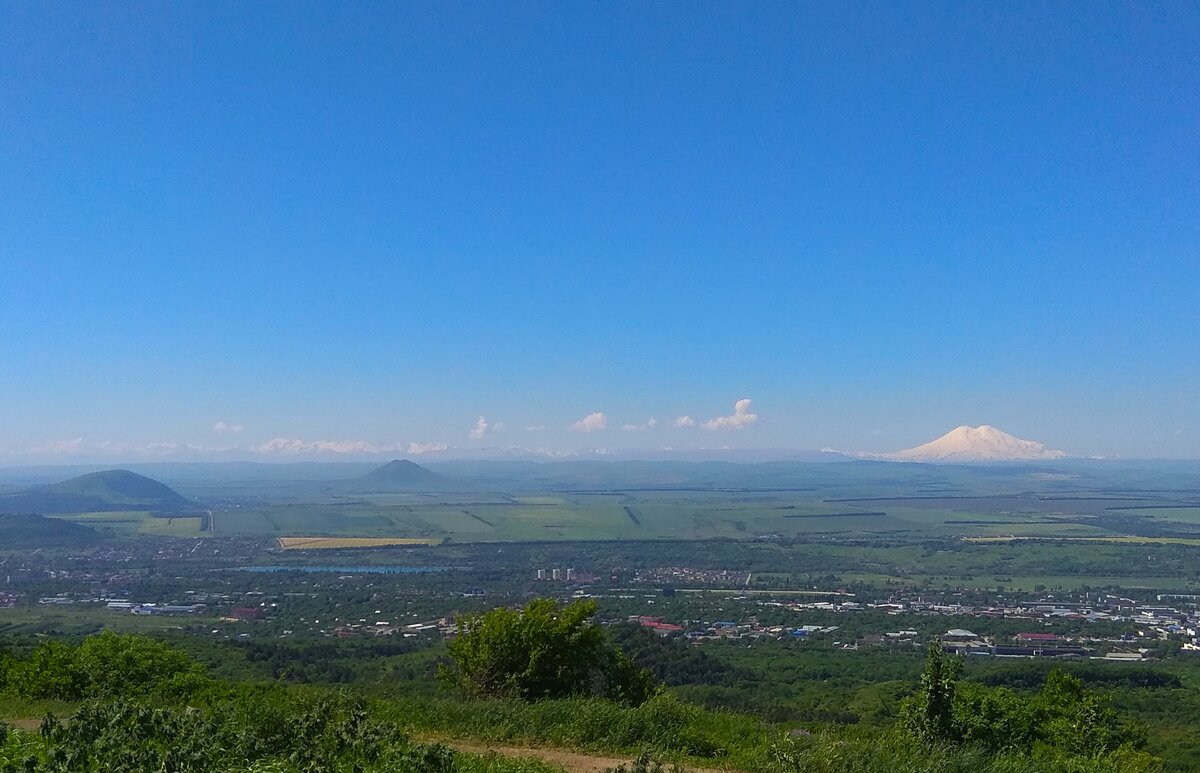 Панорама на горы Кавминвод и Эльбрус. На горизонте - Кавказский хребет