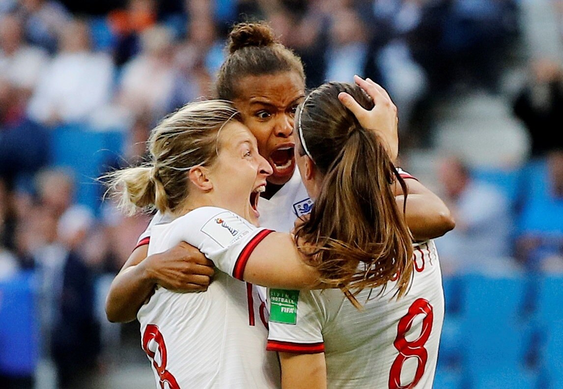 Эллен Уайт из Англии, слева, Никита Пэррис и Джилл Скотт. Львицы, как известно команде Англии, не пропустили ни одного гола с момента их вступительной игры на чемпионате мира.