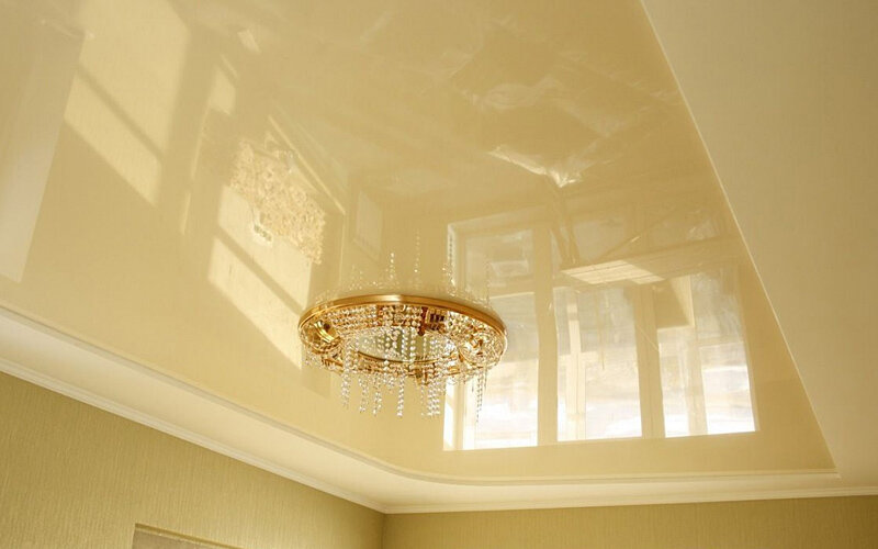 Если не хватило места для зеркала, подойдет глянцевый потолок