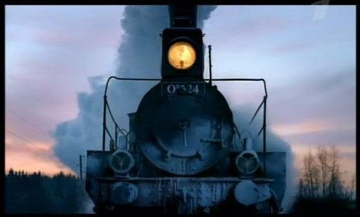 Кадр из фильма «Статский советник» Филиппа Янковского, 2005 год. (Точнее, это кадр из расширенной телеверсии фильма). На нас надвигается тот же самый паровоз Ов-324, изготовленный в 1904 году на Невском заводе в Санкт-Петербурге. Отсюда не видно ( 🙂 ), но к паровозу прицеплен тендер от Ов-6135. Данный паровозный экземпляр изготовлен через тринадцать лет после событий, показанных в этом фильме. От событий предыдущего фильма его отделяет и вовсе 19 лет.