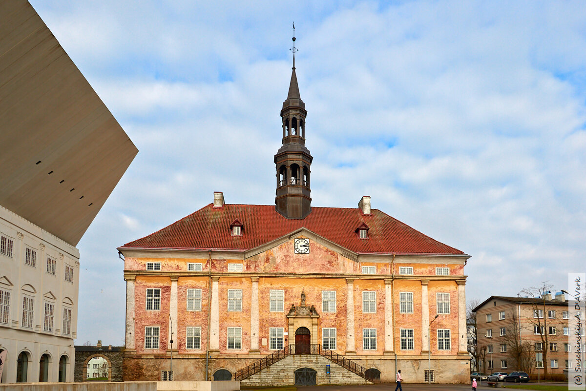 Старая ратуша. 1671 год. Слева над ратушной площадью нависает Нарвский колледж 2012 года.