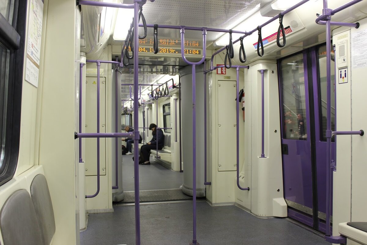 Если вы не понимаете объявлений в метро на слух, всегда можно воспользоваться световым табло в вагоне - дата, время, следующая станция