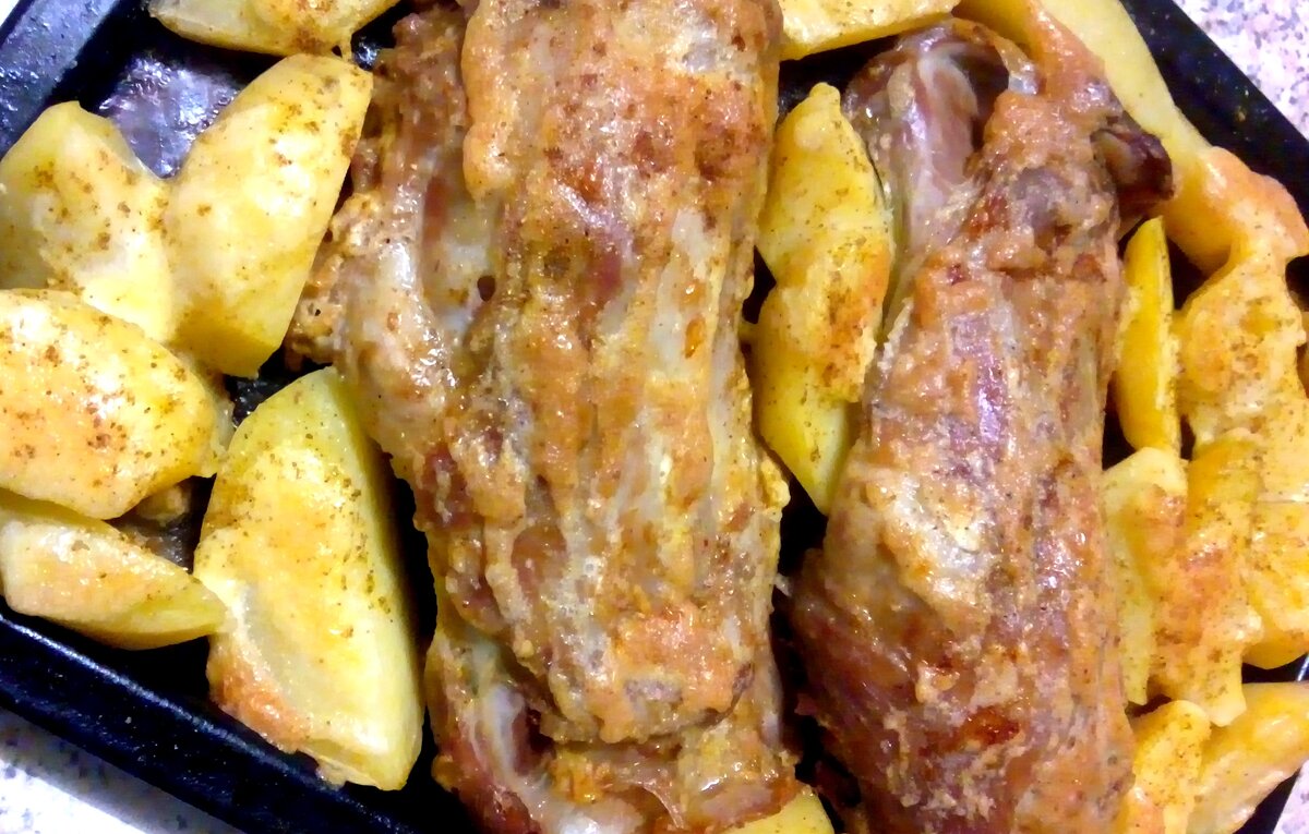 баранья лопатка, запеченная с картошкой в духовке