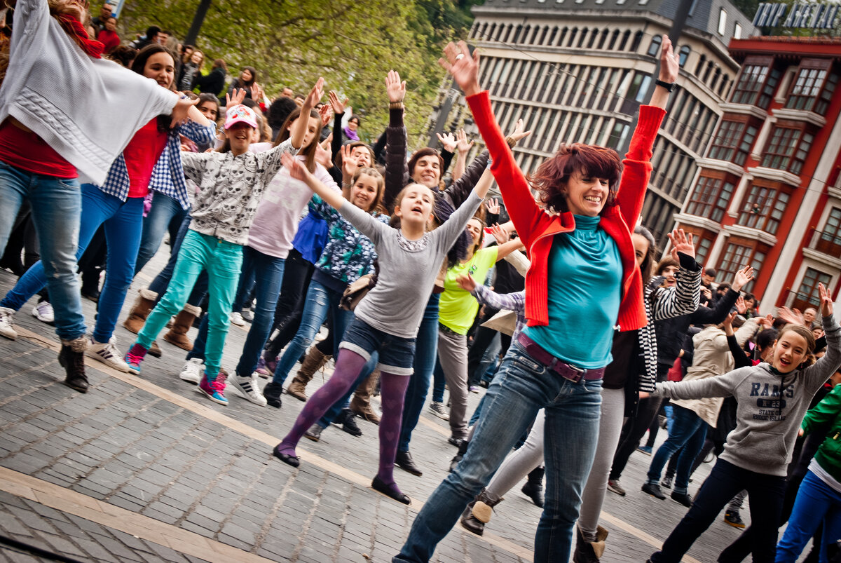 Флэшмоб. Молодежь на улице. Массовые мероприятия для молодежи. Массовые танцы на улице.