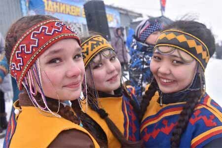 Девушки в головных уборах с национальным орнаментом "оленьи рога". Фото Д. Кожевникова / "Заполярный вестник" http://www.norilsk-zv.ru