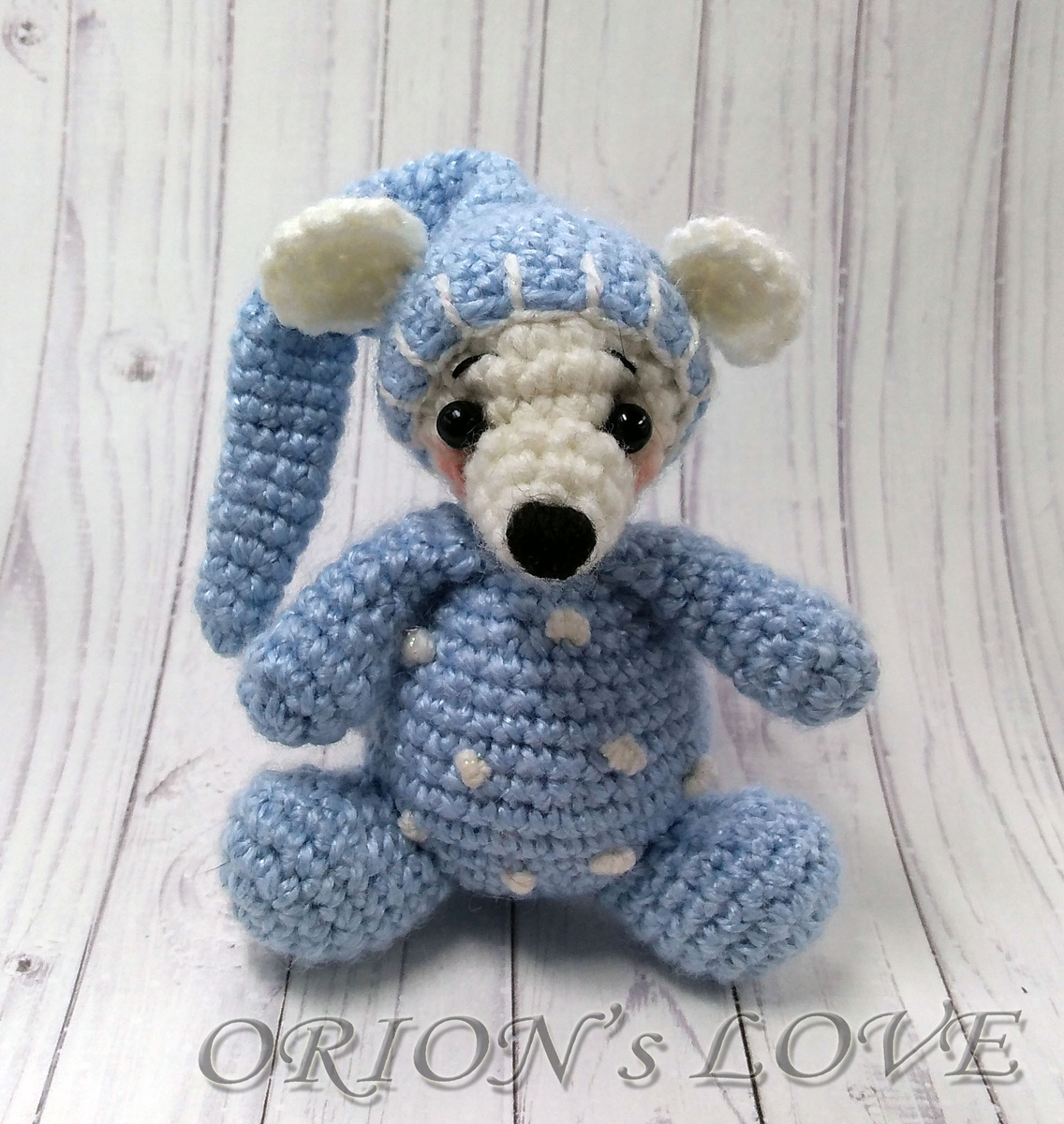 Получилась очень даже милая мышка в колпачке.