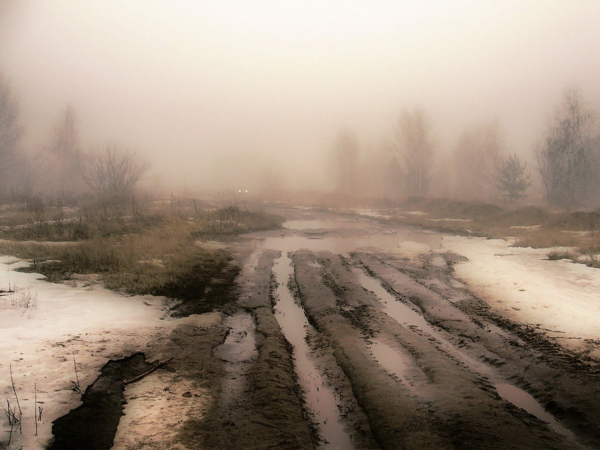 Дорога снег дождь. Пасмурный пейзаж. Поздняя осень грязь. Зимняя распутица. Унылый зимний пейзаж.