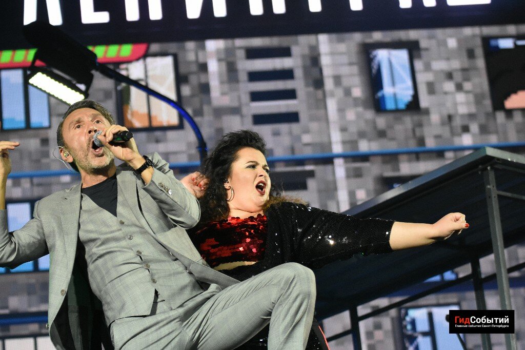 Фотографии с концерта: https://gidsobitiy.ru/obzor/2011-finalnyy-koncert-gruppirovki-leningrad.html