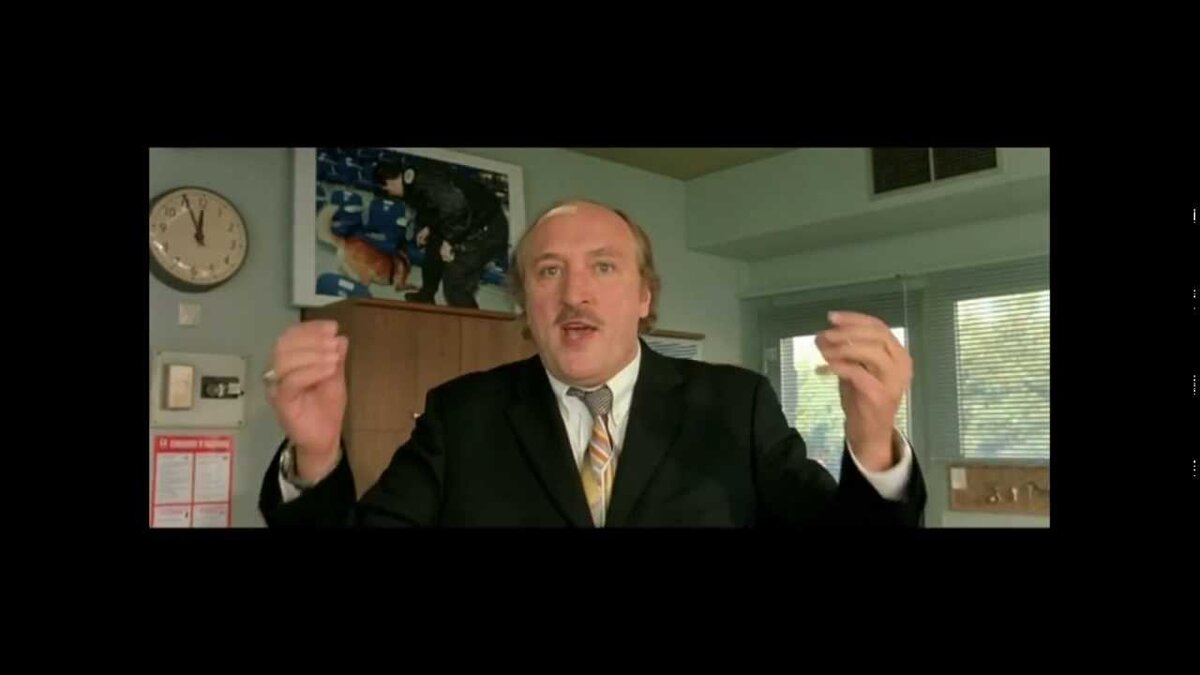 Кадр из фильма "Такси", где начальник полиции объясняет, что ситуация очень плачевная.