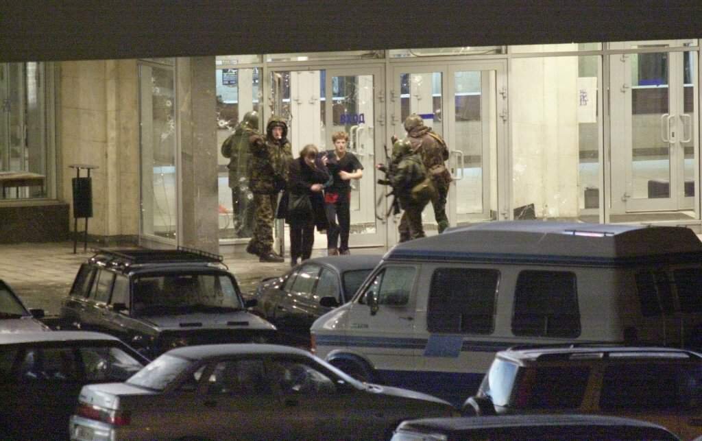 Бывшие 23 октября. 23 Октября — 26 октября 2002 года — теракт на Дубровке.. 23 Октября 2002 года в театральный центр на Дубровке в Москве