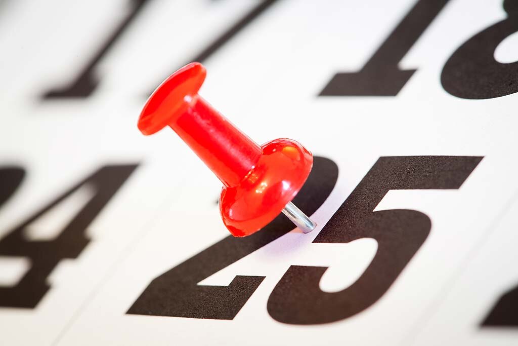 25 октября 2019 года В этот день истекает срок:

Страхование от несчастных случаев на производстве и профессиональных заболеваний:
- страхователи представляют расчет 4-ФСС по начисленным и уплаченным страховым взносам за 9 месяцев 2019 г. в форме электронного документа

Налог на добычу полезных ископаемых:

- налогоплательщики уплачивают налог за сентябрь 2019 г.

Единый налог на вмененный доход для отдельных видов деятельности:

- налогоплательщики уплачивают единый налог за III квартал 2019 г.

НДС:

- налогоплательщики (налоговые агенты) представляют налоговую декларацию и уплачивают 1/3 суммы налога за III квартал 2019 г.;

- лица, указанные в п. 5 ст. 173 НК РФ, уплачивают налог и представляют налоговую декларацию за III квартал 2019 г.

Акцизы:

- налогоплательщики (кроме имеющих свидетельство о регистрации лица, совершающего операции с прямогонным бензином, о регистрации лица, совершающего операции с бензолом, параксилолом или ортоксилолом, о регистрации организации, совершающей операции со средними дистиллятами, о регистрации организации, совершающей операции с денатурированным этиловым спиртом, а также включенных в Реестр эксплуатантов гражданской авиации Российской Федерации и имеющих сертификат (свидетельство) эксплуатанта и включенных в реестр поставщиков бункерного топлива, реализующих бункерное топливо и средние дистилляты) уплачивают акцизы и представляют налоговую декларацию за сентябрь 2019 г.;

- налогоплательщики, имеющие свидетельство о регистрации лица, совершающего операции с прямогонным бензином, о регистрации лица, совершающего операции с бензолом, параксилолом или ортоксилолом, о регистрации организации, совершающей операции со средними дистиллятами, о регистрации организации, совершающей операции с денатурированным этиловым спиртом, а также включенные в Реестр эксплуатантов гражданской авиации Российской Федерации и имеющие сертификат (свидетельство) эксплуатанта уплачивают акцизы и представляют налоговую декларацию за июль 2019 г.;

- налогоплательщики, совершающие операции по реализации бункерного топлива и средних дистиллятов, включенные в реестр поставщиков бункерного топлива, уплачивают акцизы и представляют налоговую декларацию за апрель 2019 г.

Торговый сбор:

- плательщики уплачивают сбор за III квартал 2019 г.

Упрощенная система налогообложения:

- налогоплательщики уплачивают авансовый платеж по налогу за 9 месяцев 2019 г.
