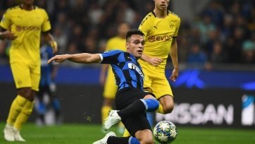 Несколько дней назад в итальянской прессе прогремела новость о том, что лидер и главная звезда нынешней «Барселоны» Лионель Месси убеждает клубное руководство подписать его земляка и по совместительству форварда «Интера» Лаутаро Мартинеса. Якобы Месси настолько убежден в пользе этой сделки для «блаугранас», что настаивает на «торгах до победного конца», вплоть до активации клаусулы нападающего «нерадзурри», которая составляет 111 миллионов евро.
