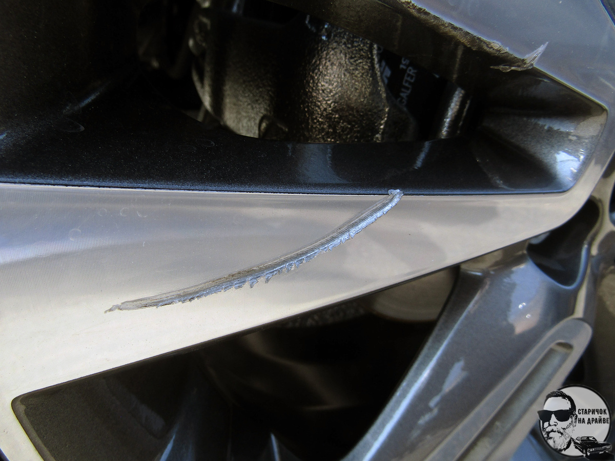 Lada Vesta SW Cross. Повреждение колесного диска. Листай → → →