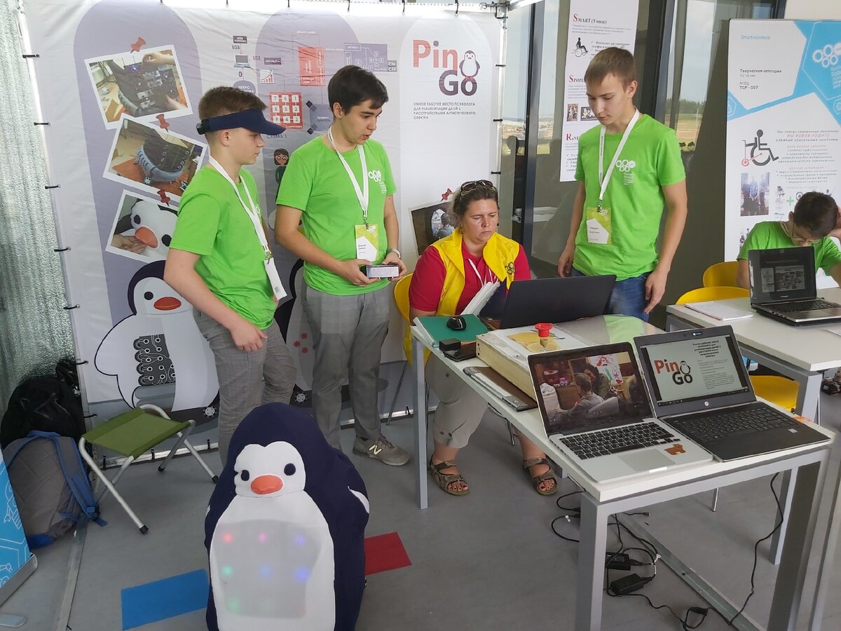 например, вот школьный проект автоматизированного рабочего места психолога с роботом PinGo и нейрогарнитурой NeuroPlay для взаимодействия специалистов с детьми-аутистами