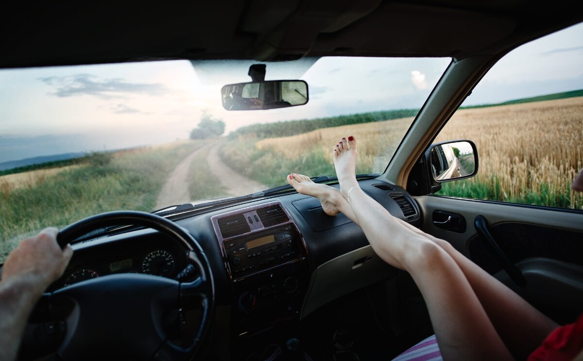 By car on foot. Женщины за рулем путешествие. Ноги на панель девушка закинула. За рулем на море. Мужские ноги торчат из машины.